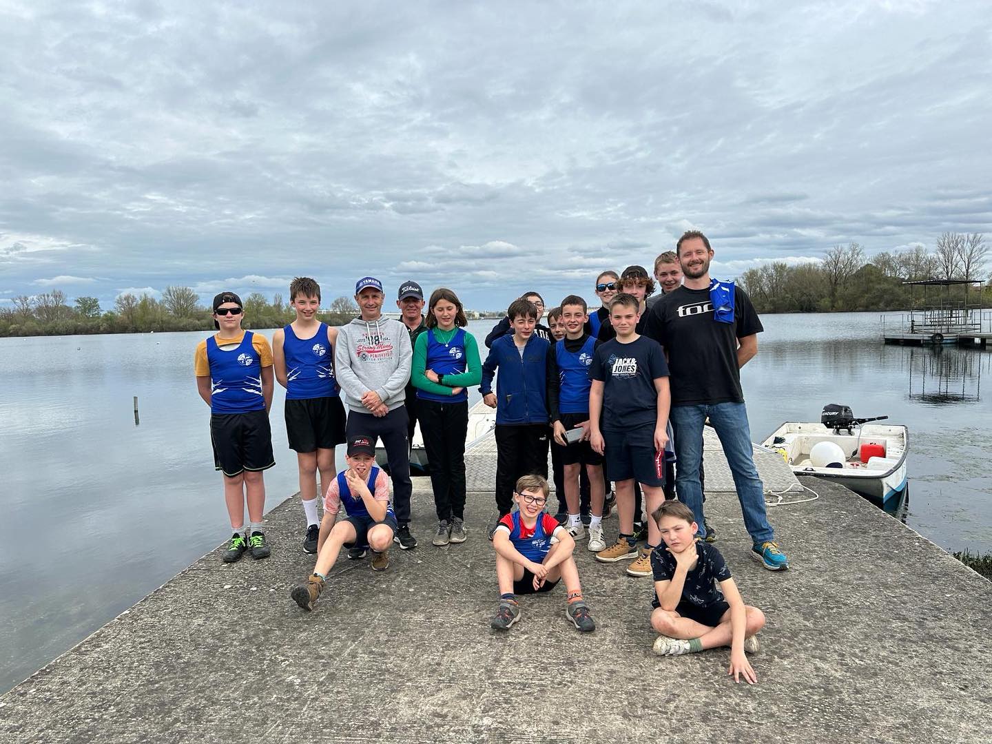 Photo des membres du club de Canoë Kayak Saint Antoinais devant le lac de Saint-Antoine-De-Breuilh
