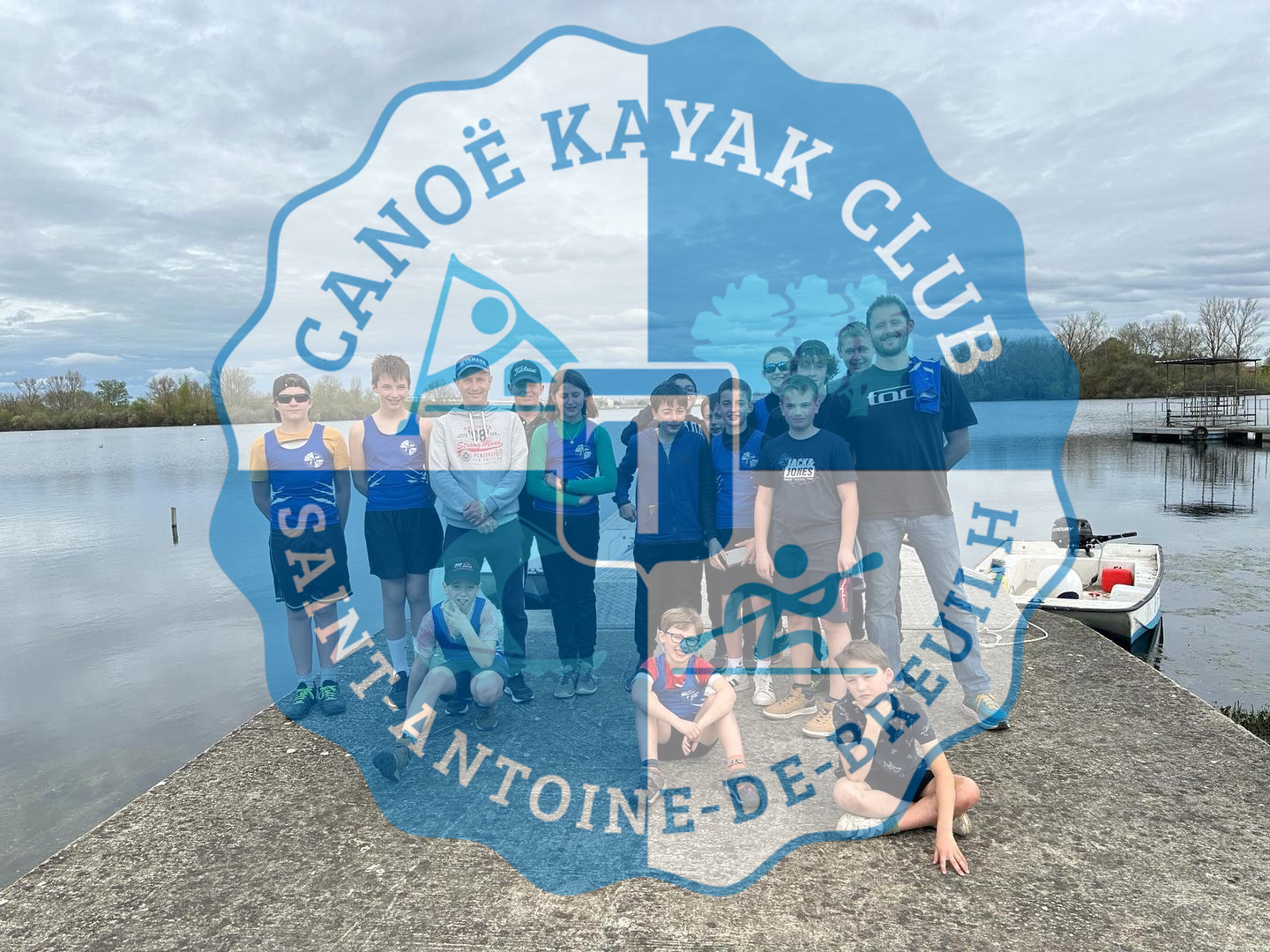 Photo des membres du club de Canoë Kayak Saint Antoinais devant le lac de Saint-Antoine-De-Breuilh