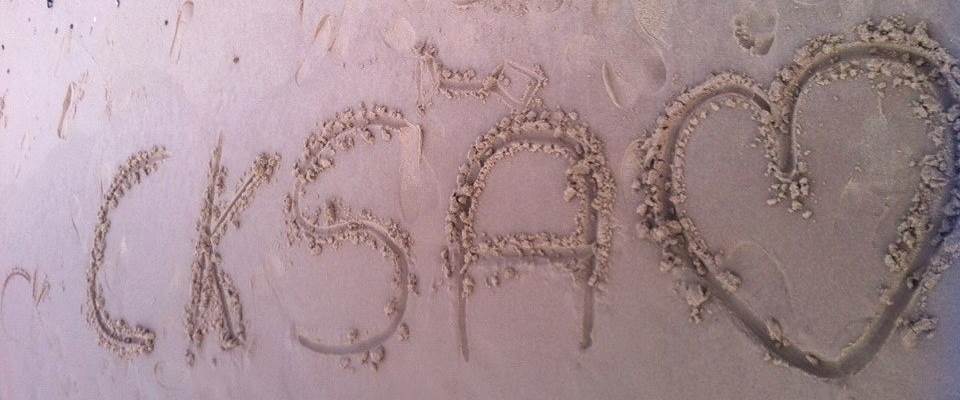 CKSA coeur écrit dans du sable